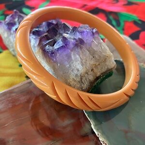 Carved VINTAGE BAKELITE Bangle Bracelet